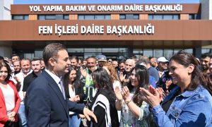 Başkan Akın personeliyle bayramlaşıyor