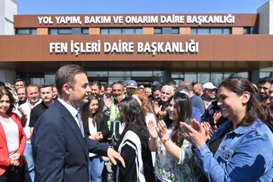 Başkan Akın personeliyle bayramlaşıyor