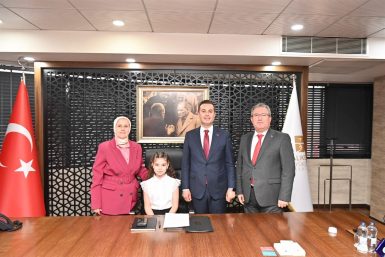 Büyükşehir de koltuk Atatürk çocuklarına emanet