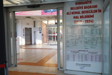 BAŞKAN DEVECİLER MAL BEYANINI BELEDİYENİN GİRİŞİNE ASTI