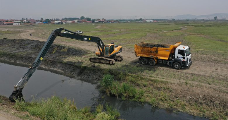  Büyükşehir Yakupköy ün içinden geçen kanalı temizliyor