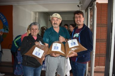 Edremit Belediyesi’nden ücretsiz mama dağıtımı