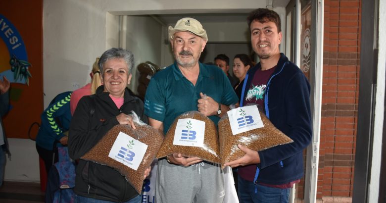  Edremit Belediyesi’nden ücretsiz mama dağıtımı