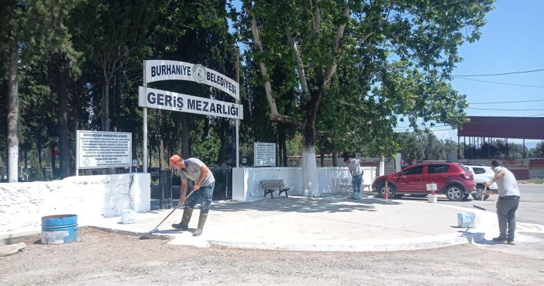  BURHANİYE’DE BAYRAM ÖNCESİ MEZARLIK TEMİZLİĞİ