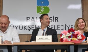 Başkan Akın Büyükşehir in eli Gönen in üzerinde