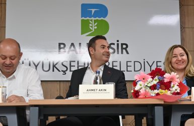 Başkan Akın Büyükşehir in eli Gönen in üzerinde