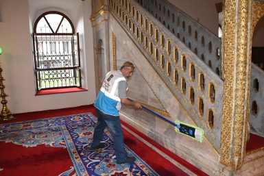 Büyükşehir Kurban Bayramı öncesinde ibadethaneleri temizliyor