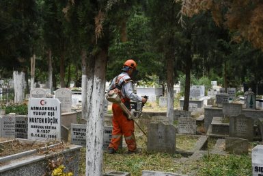 Büyükşehir mezarlıkları bayrama hazırlıyor