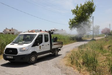 Edremit’te sinekle mücadele sıkı bir şekilde devam ediyor