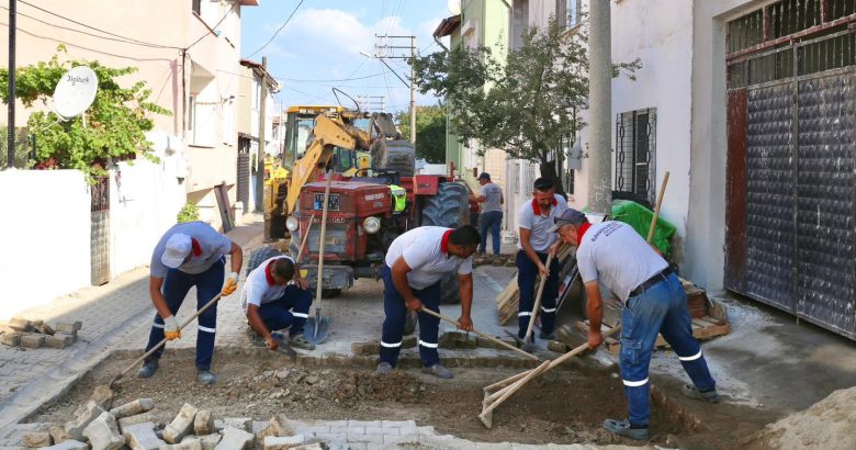  BURHANİYE’DE YOL ÇALIŞMALARI TÜM HIZIYLA DEVAM EDİYOR