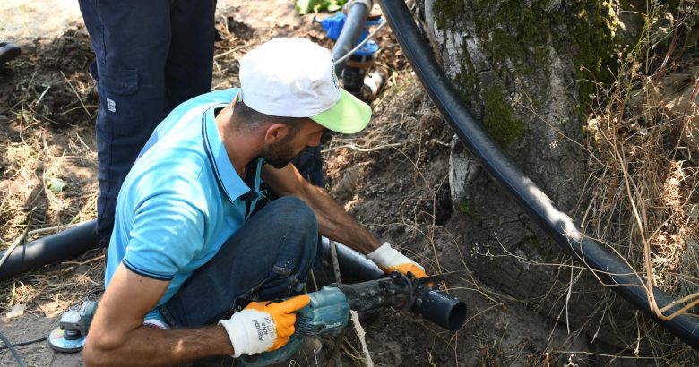  Başkan Akın Erdek te 20 bin zeytin ağacını suya kavuşturdu