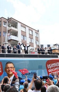 Özgür Özel Ahmet Akın ın makam kahvesini içmeyi çoktan hak ettik