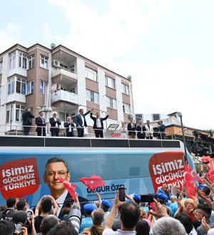 Özgür Özel Ahmet Akın ın makam kahvesini içmeyi çoktan hak ettik