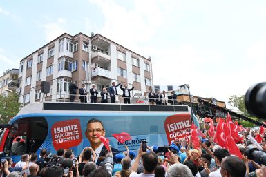 Özgür Özel Ahmet Akın ın makam kahvesini içmeyi çoktan hak ettik