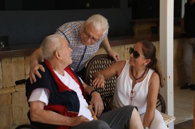 BAŞKAN DEVECİLER’DEN HUZUREVİ SAKİNLERİNE SÜRPRİZ ZİYARET