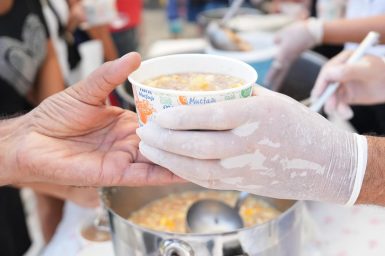 BURHANİYE BELEDİYESİ 3 BİN KİŞİYE AŞURE DAĞITTI