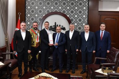 Kurtdereli Güreşleri ne kırmızı dipli mumlar ile davetler başladı