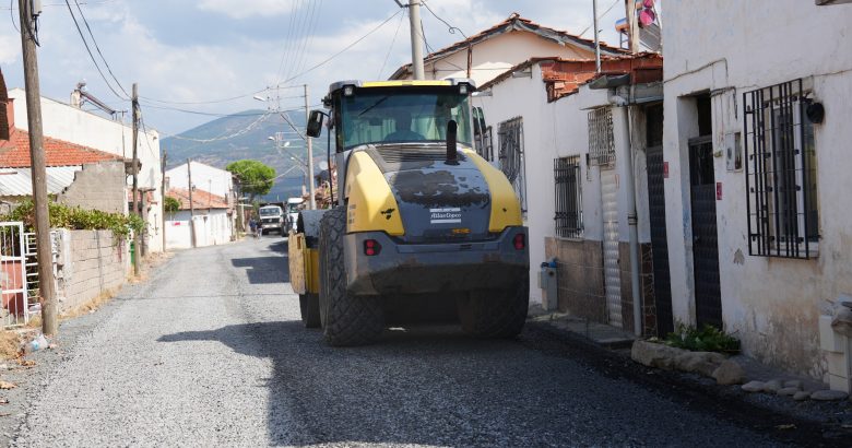  BURHANİYE’DE YOL ÇALIŞMALARI YAZ BOYUNCA HIZ KESMEDİ