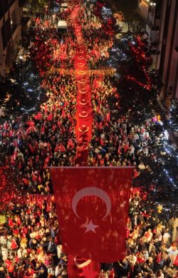 101 yıl coşkusu sokaklara taştı