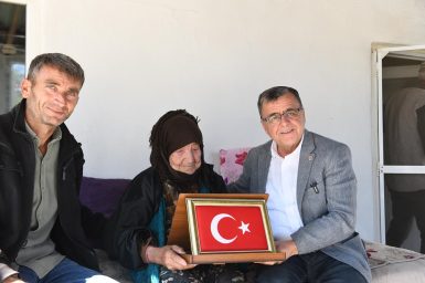 BAŞKAN ŞEHİRLİ, CUMHURİYET’İN 101. YILINDA ASIRLIK ÇINARLARI ZİYARET ETTİ
