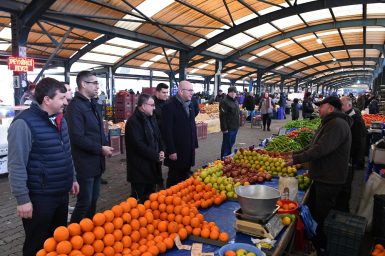 BAŞKAN ŞEHİRLİ VE MİLLETVEKİLİ SARI PAZAR PAZARINDA ESNAFI ZİYARET ETTİ