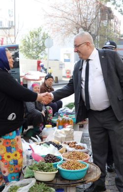 BAŞKAN ERTAŞ ÇARŞAMBA PAZARINDA ESNAFI ZİYARET ETTİ