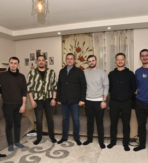 Ahmet Akın öğrenci evinde sahur yaptı