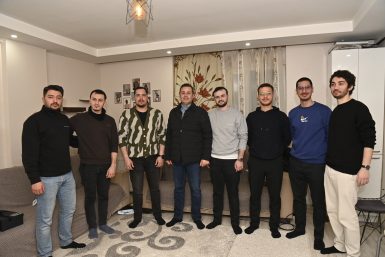 Ahmet Akın öğrenci evinde sahur yaptı