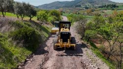 ALTIEYLÜL KIRSAL MAHALLELERDE YOL ÇALIŞMALARINI HIZLANDIRDI