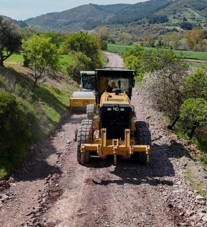 ALTIEYLÜL KIRSAL MAHALLELERDE YOL ÇALIŞMALARINI HIZLANDIRDI