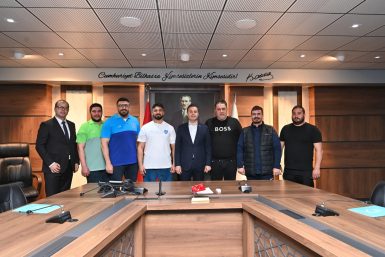 Başkan Akın, şampiyon güreşçileri Balıkesir’in renklerine bağladı