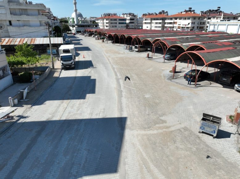 AKÄAY MAHALLESI'NDE KAPALI PAZARYERI ÄEVRESI YENILENDI (2)