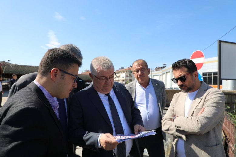 AKÄAY MAHALLESI'NDE KAPALI PAZARYERI ÄEVRESI YENILENDI (8)