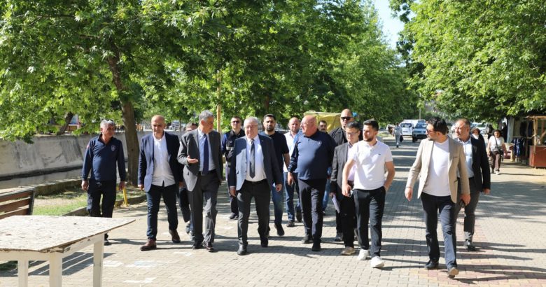  EDREMİT’TE İSKELE MAHALLESİ’NDE ÇEVRE DÜZENLEMESİ YAPILIYOR
