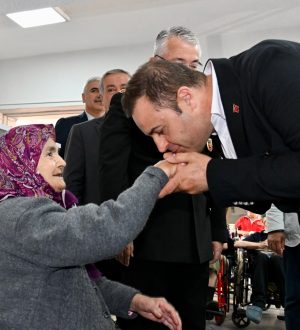 Ahmet Akın bayram namazını Zağnos Paşa Cami nde kıldı