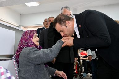 Ahmet Akın bayram namazını Zağnos Paşa Cami nde kıldı