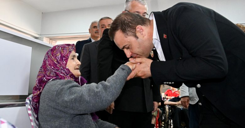  Ahmet Akın bayram namazını Zağnos Paşa Cami nde kıldı