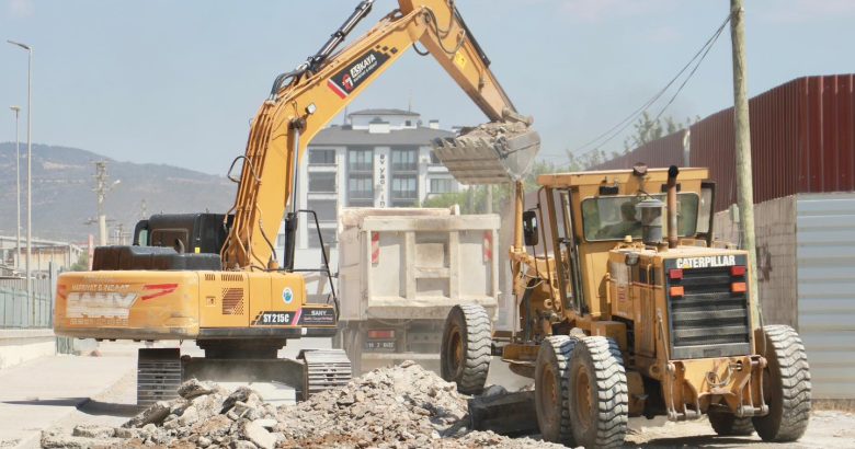  BURHANİYE’DE KAPSAMLI YOL YENİLEME ÇALIŞMALARI  ARALIKSIZ SÜRDÜRÜLÜYOR