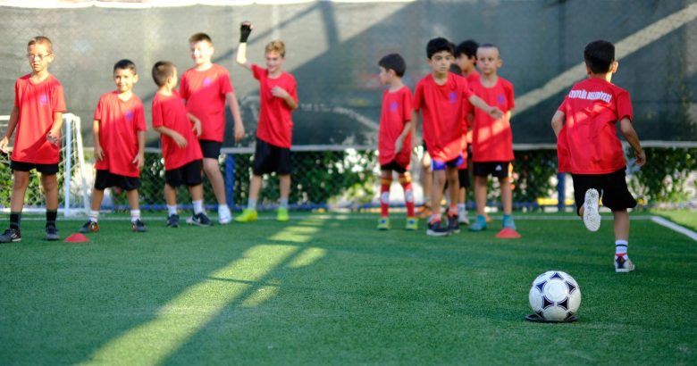  ALTIEYLÜL’DE SPOR OKULLARI TAM GAZ DEVAM EDİYOR