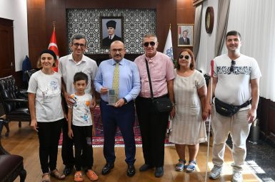 VALİ USTAOĞLUNDAN ANLAMLI KABUL