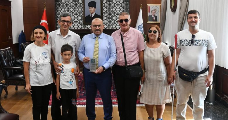 VALİ USTAOĞLUNDAN ANLAMLI KABUL