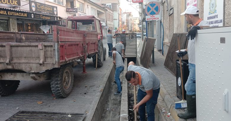 BURHANİYE’DE MENFEZ VE MAZGAL TEMİZLİKLERİ BAŞLADI