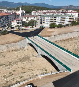 Edremit’te yeni köprünün çevre düzenlemesi tamamlanıyor