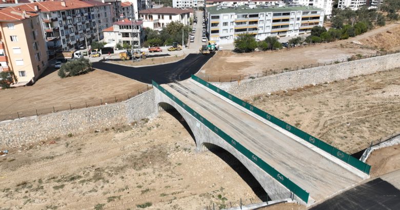  Edremit’te yeni köprünün çevre düzenlemesi tamamlanıyor