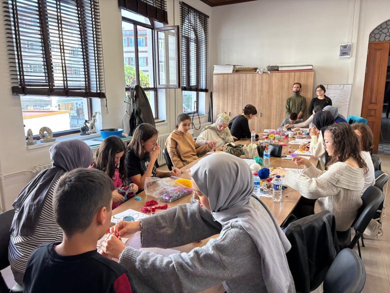 365210773Büyüksehir özel gereksinimli bireyleri sanat çatisi altinda