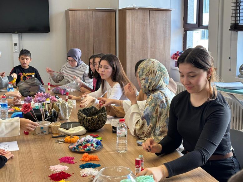 365210805Büyüksehir özel gereksinimli bireyleri sanat çatisi altinda