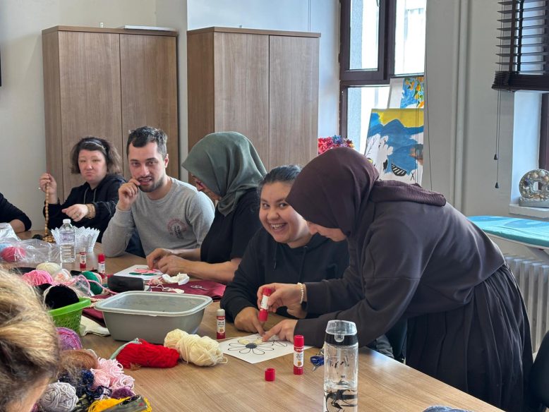 Büyüksehir özel gereksinimli bireyleri sanat çatisi altinda