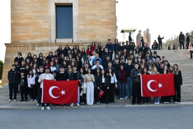 Balıkesirli gençler Ata’nın huzurunda