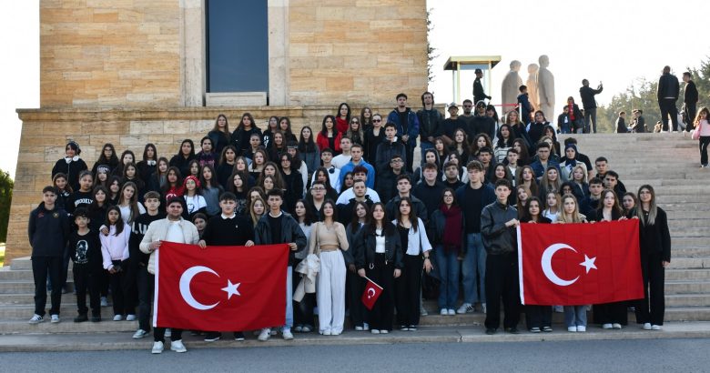  Balıkesirli gençler Ata’nın huzurunda