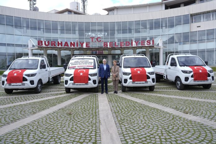Burhaniye Belediyesi, belediye hizmetlerinin daha etkin ve hızlı yürütülmesi amacıyla belediye öz kaynaklarıyla temin ettiği 4 adet 0 kilometre kamyoneti araç filosuna kattı.